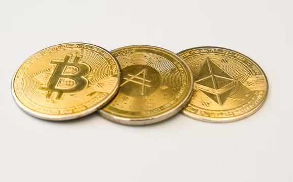 加密货币交易流程_加密货币交易策略_KuCoin 是美国提供大量代币的加密货币平台之一。KuCoin 是一家加密货币交易所，提供多种数字资产供交易。KuCoin 的主要特点之一是其提供大量可供交易的代币。它目前支持 400 多种不同的加