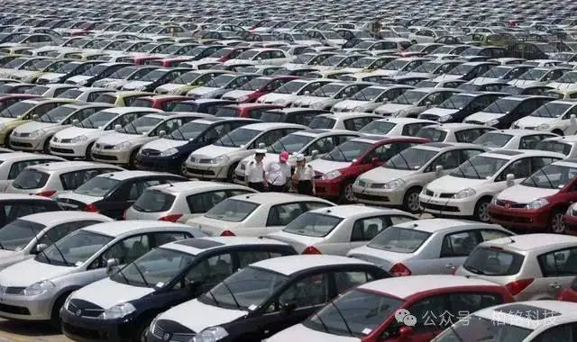 新能源汽车市场的不确定性：销量与燃油车的较量_性能燃油车告别国内市场_能源车与燃油车的市场份额