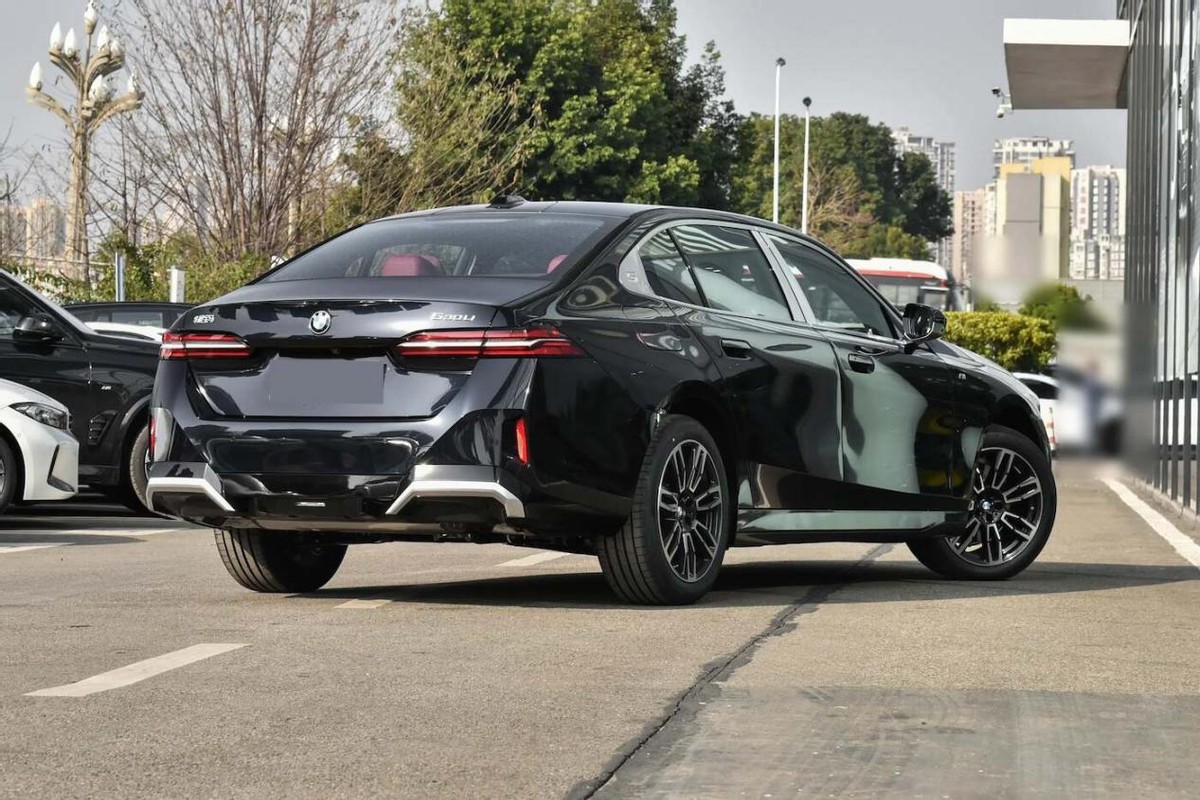 宝马如何在安全性能上实现领先？_宝马领先型是什么意思_宝马领先型是低配吗