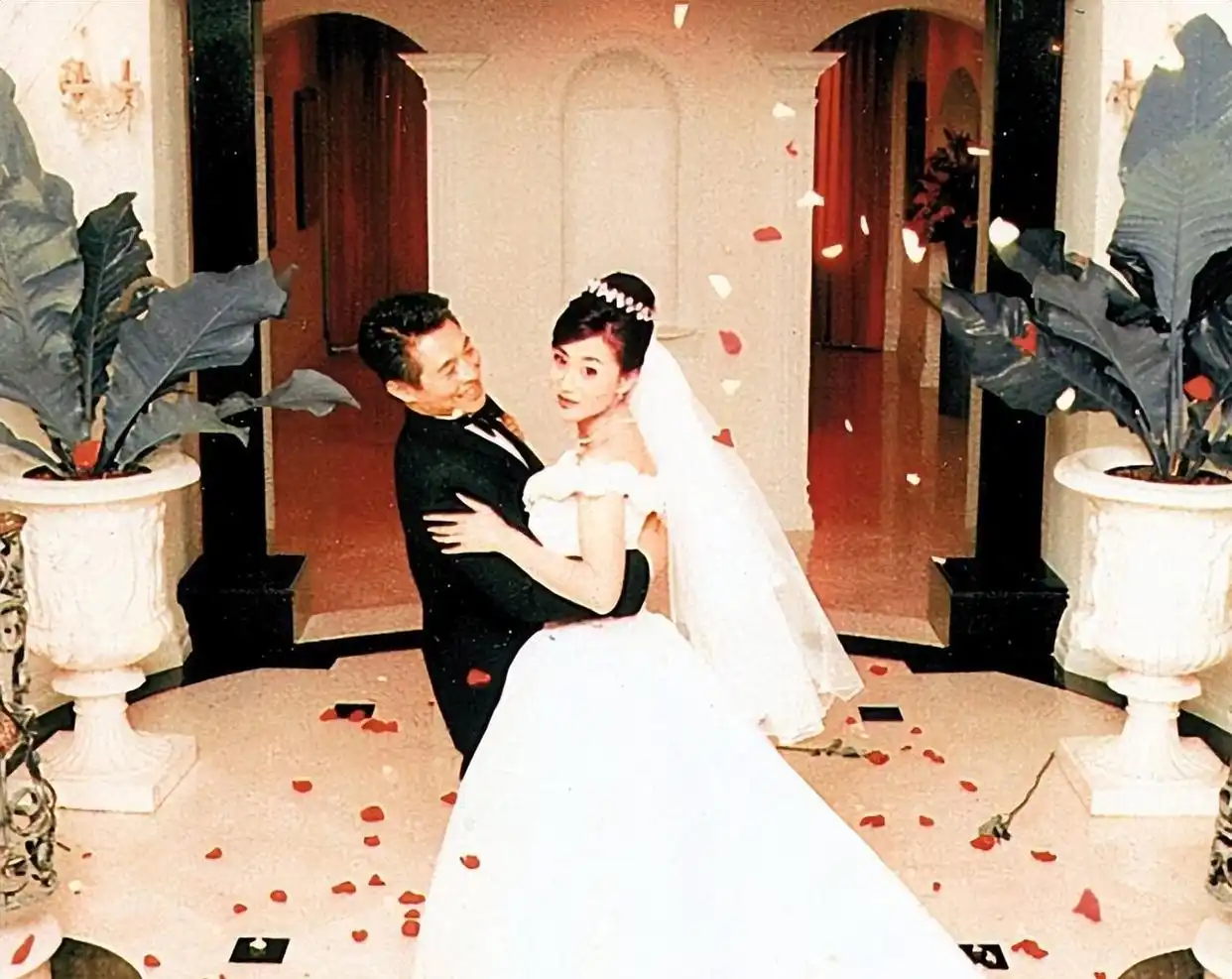 利智与成龙的银幕搭档传奇_成龙和利智视频_成龙和利智主演的电影叫什么