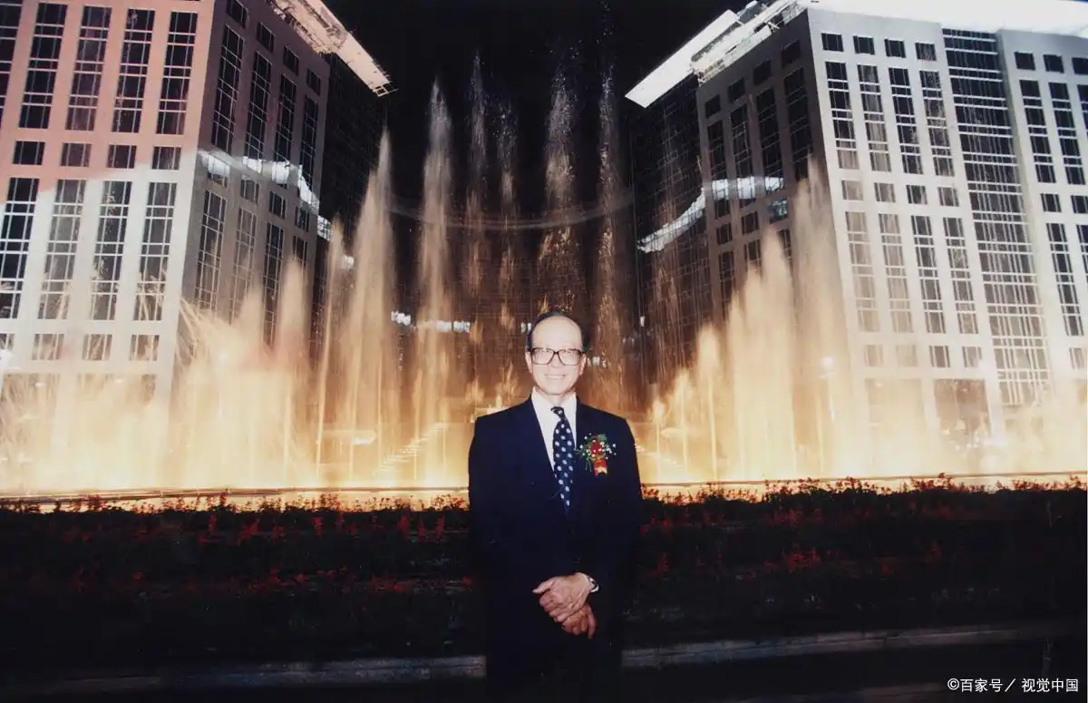 传奇人物李嘉诚_李嘉诚藏富9000亿没想到_李嘉诚：从贫民窟到商业巨头的传奇