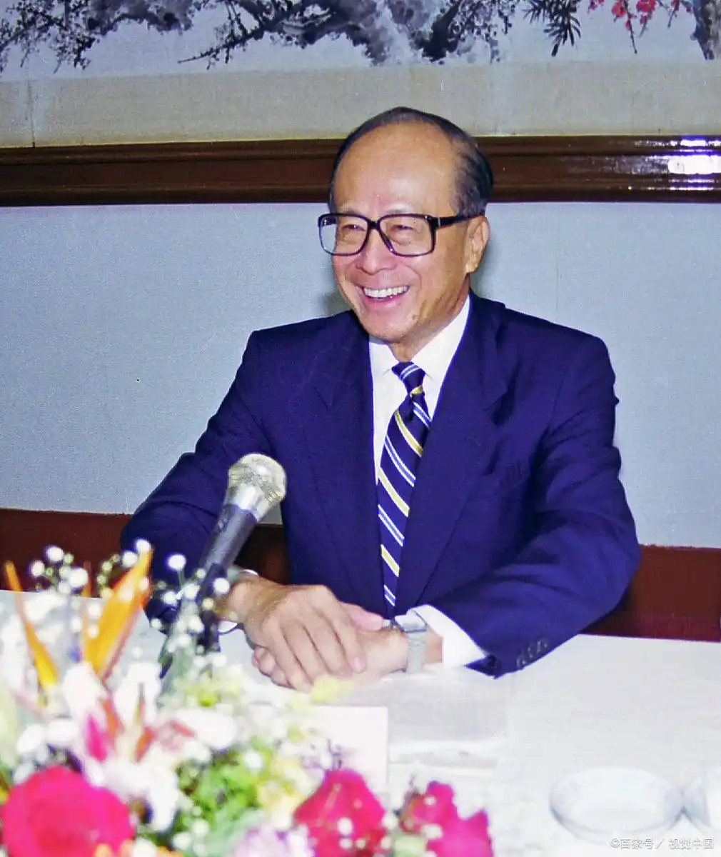 传奇人物李嘉诚_李嘉诚：从贫民窟到商业巨头的传奇_李嘉诚藏富9000亿没想到