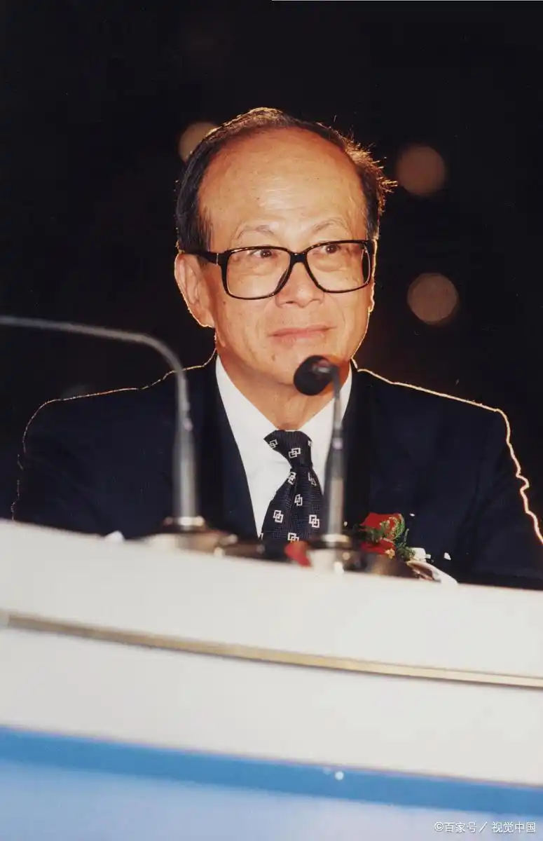 李嘉诚：从贫民窟到商业巨头的传奇_李嘉诚藏富9000亿没想到_传奇人物李嘉诚