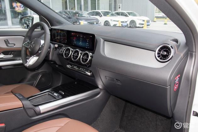 奔驰车动感型和豪华型的区别_奔驰的设计理念：优雅与动感的碰撞_奔驰动感