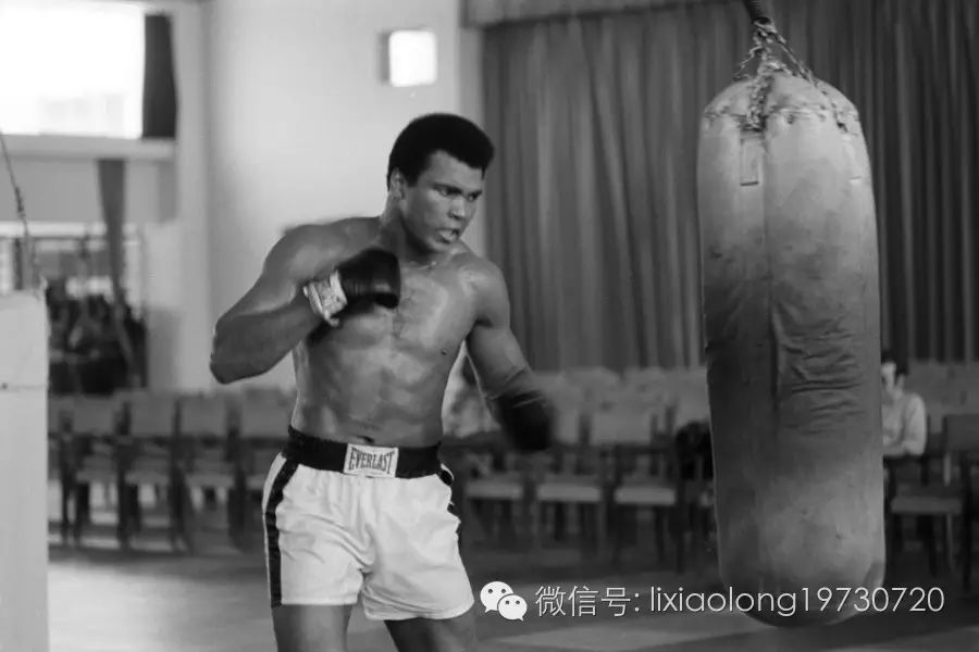 李小龙武术大赛_武术较量李小龙比赛视频_李小龙与武术比赛的较量