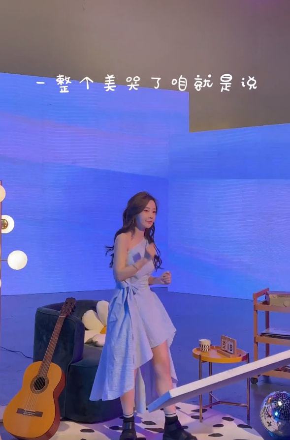 冯提莫在哪个平台直播_冯提莫直播露脚_冯提莫分享直播幕后花絮，真实生活曝光