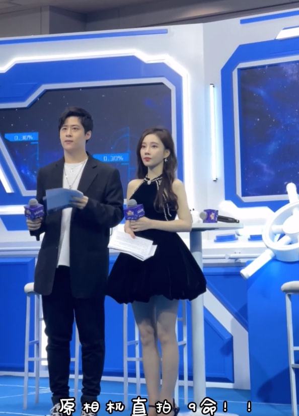 冯提莫在哪个平台直播_冯提莫分享直播幕后花絮，真实生活曝光_冯提莫直播露脚