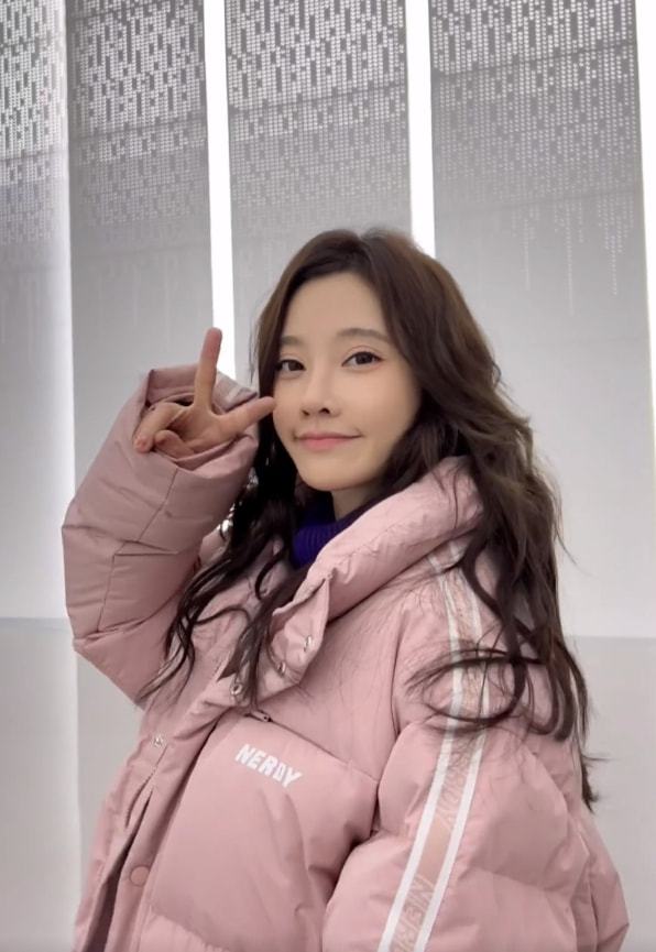 冯提莫在哪个平台直播_冯提莫直播露脚_冯提莫分享直播幕后花絮，真实生活曝光