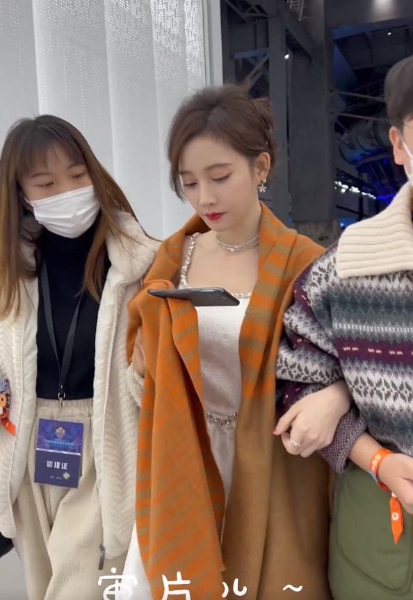 冯提莫直播露脚_冯提莫分享直播幕后花絮，真实生活曝光_冯提莫在哪个平台直播