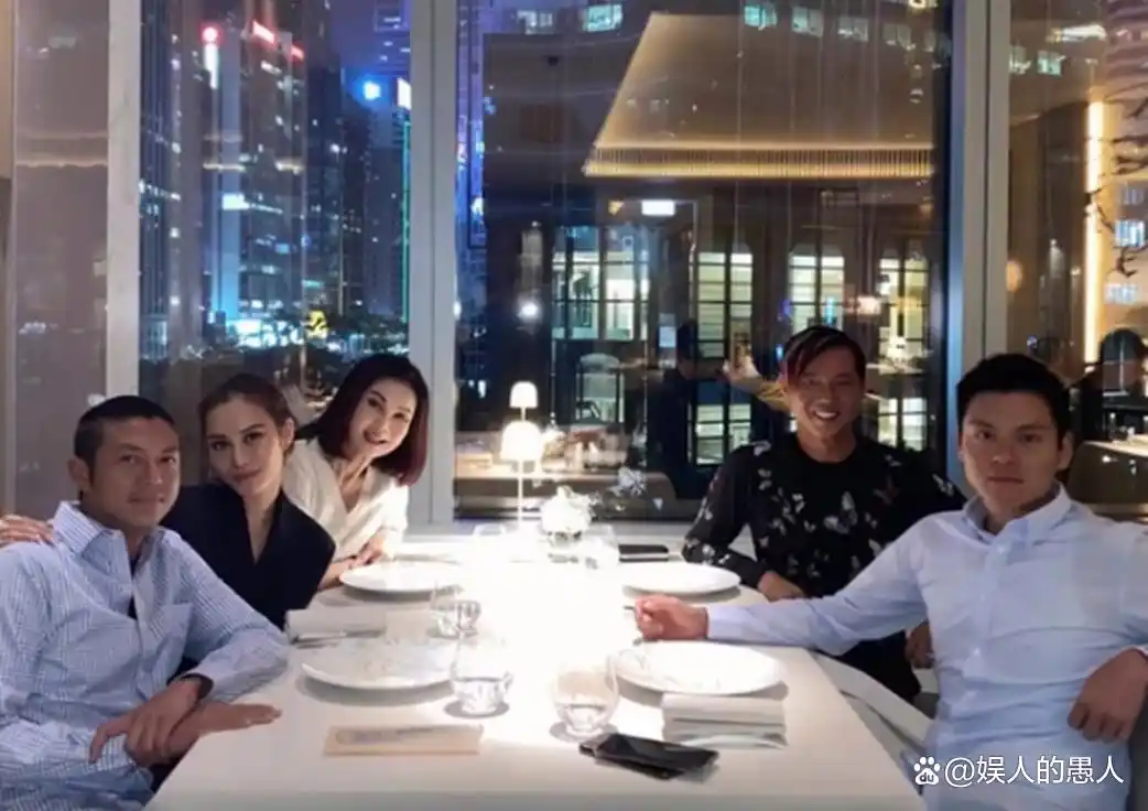 婚庆劳斯莱斯是什么车改的_劳斯莱斯与名人婚礼：奢华的选择_婚礼用劳斯莱斯多少钱