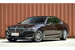 奔驰与竞争对手的市场对比：哪个品牌更胜一筹？_奔驰竞争对手是谁_奔驰的竞争品牌