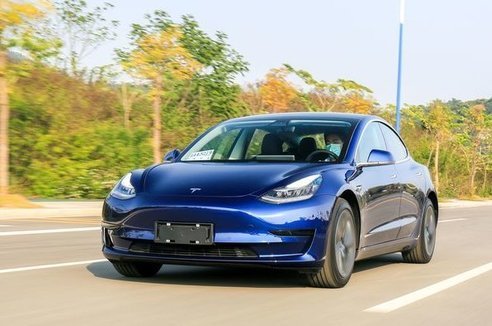 奔驰与竞争对手的市场对比：哪个品牌更胜一筹？_奔驰竞争对手是谁_奔驰的竞争品牌