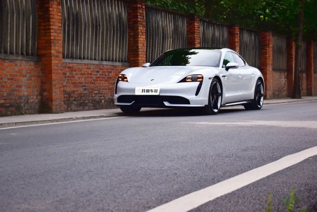保时捷运动轿车_2021款保时捷运动版_保时捷的运动版车型与驾驶魅力