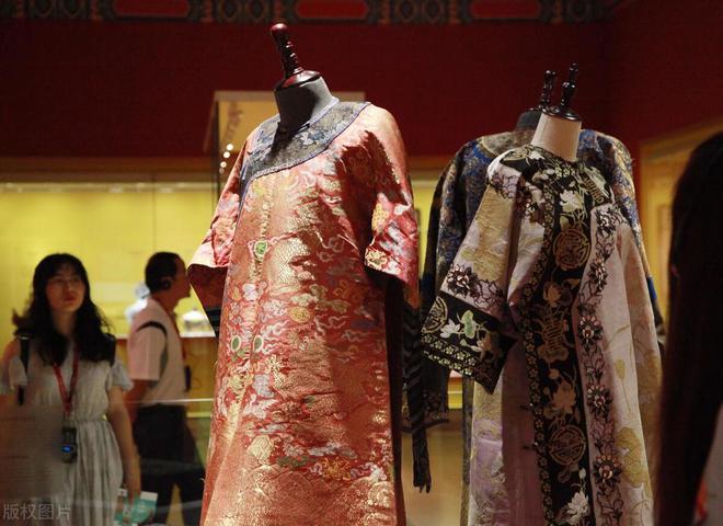 皇权的象征：古代皇帝的服饰_中国古代的服饰是什么的象征_服饰象征意义