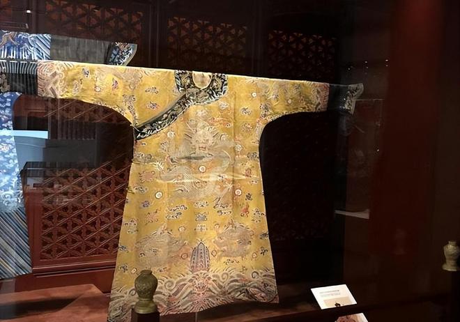 服饰象征意义_中国古代的服饰是什么的象征_皇权的象征：古代皇帝的服饰