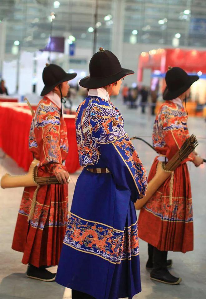 中国古代的服饰是什么的象征_皇权的象征：古代皇帝的服饰_服饰象征意义