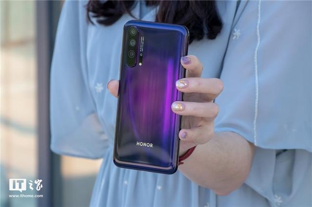 荣耀摄像头模糊不清_评测荣耀的拍照效果：从镜头到成像_荣耀手机的镜头是什么的