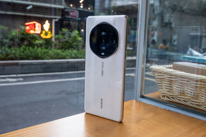 荣耀手机镜头往后翻的是哪一款_评测荣耀的拍照效果：从镜头到成像_荣耀手机摄像头拍照模糊怎么办