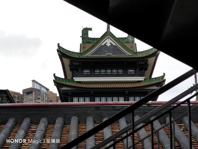 荣耀手机摄像头拍照模糊怎么办_评测荣耀的拍照效果：从镜头到成像_荣耀手机镜头往后翻的是哪一款