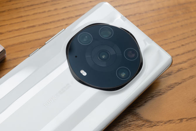 荣耀手机镜头往后翻的是哪一款_评测荣耀的拍照效果：从镜头到成像_荣耀手机摄像头拍照模糊怎么办