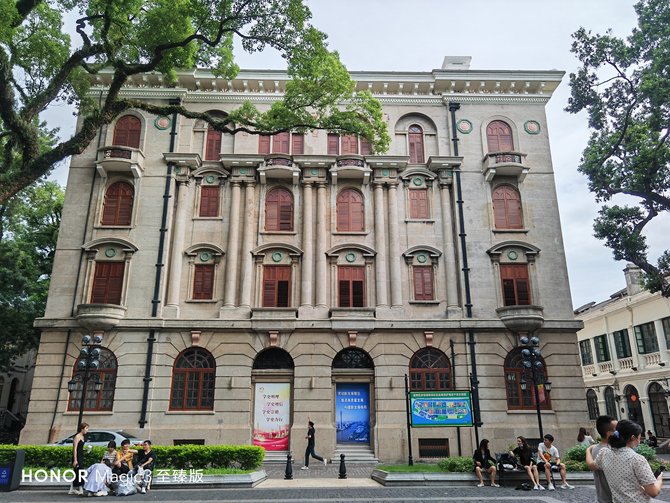 评测荣耀的拍照效果：从镜头到成像_荣耀手机镜头往后翻的是哪一款_荣耀手机摄像头拍照模糊怎么办