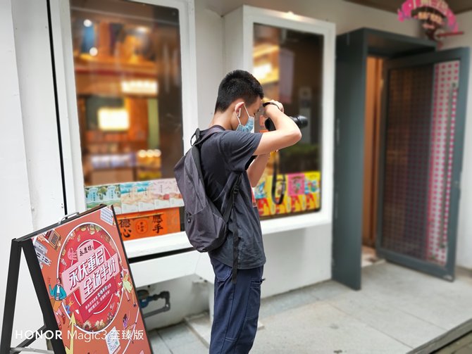 荣耀手机镜头往后翻的是哪一款_评测荣耀的拍照效果：从镜头到成像_荣耀手机摄像头拍照模糊怎么办