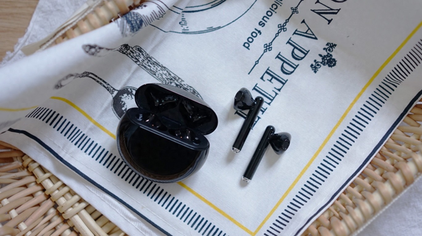 华为耳机深度评测_评测华为FreeBuds：耳机音质与舒适度_华为耳机舒服吗