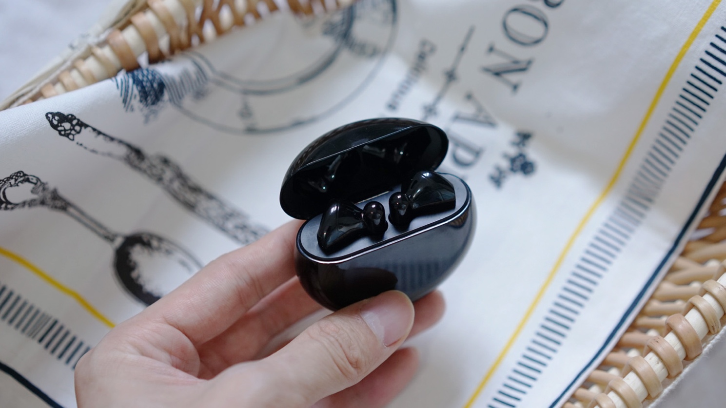 华为耳机舒服吗_华为耳机深度评测_评测华为FreeBuds：耳机音质与舒适度