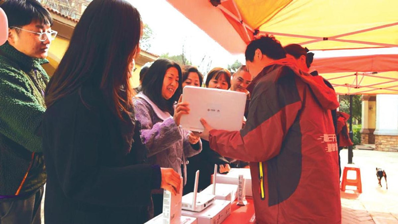 在武汉万科高尔夫城市花园小区，市民现场体验联通万兆新应用。