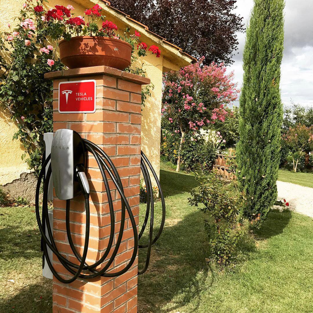 特斯拉二代充电桩助你畅享电动驾驶之旅